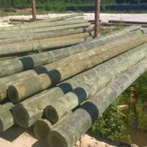 Lot de poteaux en épicéa traité autoclave pour usage agricole, aménagement privé, réseau électrique, fibre optique ou luminaire extérieur.